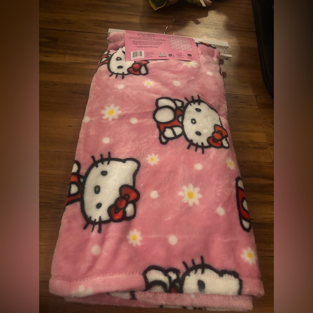Hello kitty plush flower throw blanket nwt